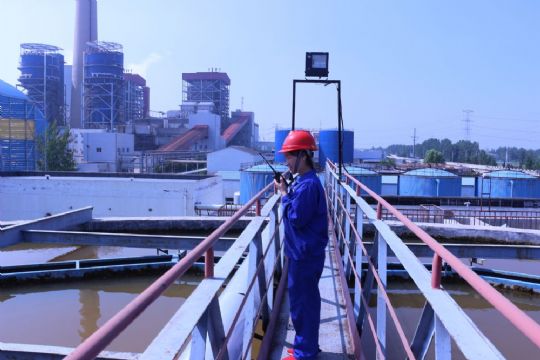 點(diǎn)擊查看詳細(xì)信息<br>標(biāo)題：運(yùn)行人員正在澄清池巡檢 閱讀次數(shù)：2297