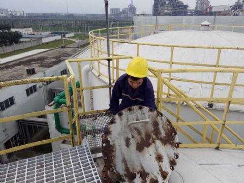 點(diǎn)擊查看詳細(xì)信息<br>標(biāo)題：某石化工作人員正在加藥 閱讀次數(shù)：2042