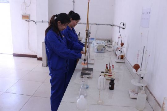 點(diǎn)擊查看詳細(xì)信息<br>標(biāo)題：化驗(yàn)員進(jìn)行水質(zhì)化驗(yàn) 閱讀次數(shù)：2401