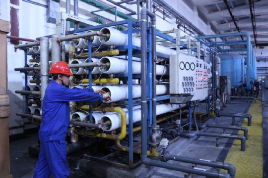 點(diǎn)擊查看詳細(xì)信息<br>標(biāo)題：檢修人員正在查看反滲透端蓋漏水情況 閱讀次數(shù)：1986