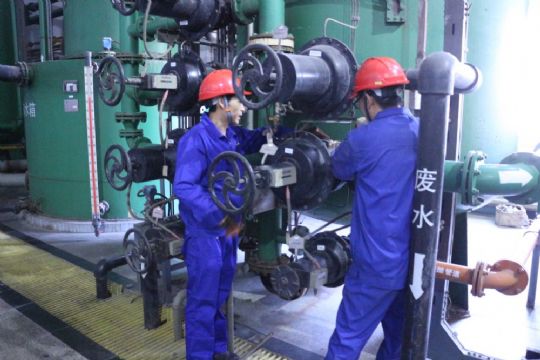 點(diǎn)擊查看詳細(xì)信息<br>標(biāo)題：檢修人員正在處理閥門缺陷 閱讀次數(shù)：2016